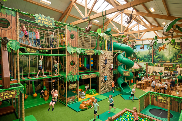 Indoor jungle gym equipment for a 100–500 m² play cafe